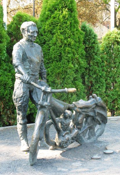 Pomnik Alfreda Smoczyka z motorem