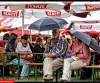 PublicznoÅ›Ä‡ spod parasoli patrzy na pokazy (photo)