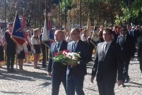 Składanie wiązanek kwiatów przy Pomniku Żołnierzom Garnizonu Leszczyńskiego  (photo)