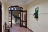 Defibrylator na korytarzu Urzędu Miasta Leszna przy ul. Wałowej 5 (photo)