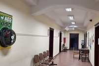 Defibrylator na korytarzu Urzędu Miasta Leszna przy ul. Wałowej 5 (photo)