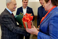 wręczanie upominku i życzeń 