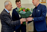 wręczanie życzeń i kwiatów