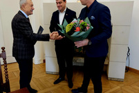 wręczanie życzeń i kwiatów