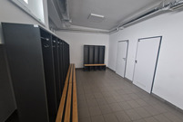 Szatnie sportowe i szkolne zmienią oblicze. Na zdjęciu łazienki szatni  w hali Trapez w Lesznie. 