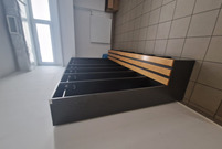 Szatnie sportowe i szkolne zmienią oblicze. Na zdjęciu łazienki szatni  w hali Trapez w Lesznie. 