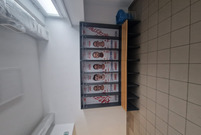 Szatnie sportowe i szkolne zmienią oblicze. Na zdjęciu łazienki szatni  w hali Trapez w Lesznie. 