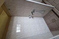 Szatnie sportowe i szkolne zmienią oblicze. Na zdjęciu łazienki szatni  w I LO w Lesznie 