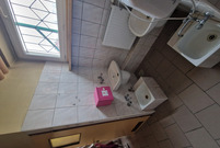 Szatnie sportowe i szkolne zmienią oblicze. Na zdjęciu łazienki szatni  w I LO w Lesznie 