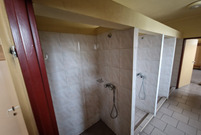 Szatnie sportowe i szkolne zmienią oblicze. Na zdjęciu łazienki szatni  w I LO w Lesznie 