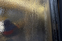 Zamarznięta szyba autobusu miejskiego 