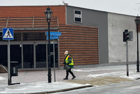 Miejskie służby posypują chodniki piaskiem