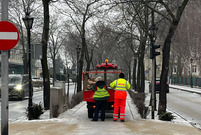 Miejskie służby posypują chodniki i ściezki rowerowe piaskiem