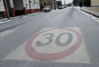 Zamarznięta jezdnia w centrum miasta