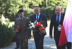 Władze miasta i przedstawiciel Wojska Polskiego składają wiązanki kwiatów
