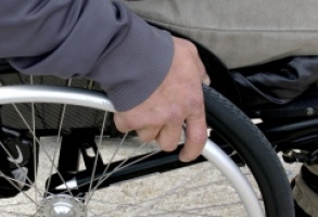 Ręka no kole wózka inwalidzkiego