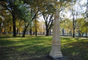 Obelisk w Parku Jonstona już gotowy