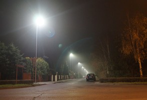Ulica Dunikowskiego oświetlona