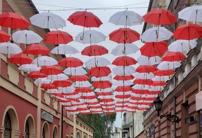 Kolejne parasolki ozdobiły centrum miasta