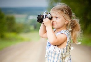 Mała dziewczynka robi zdjęcie
