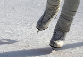 Nogi w łyżwach na lodowisku