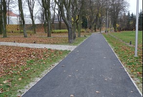 Ścieżka asfaltowa w parku przy ul. Mickiewicza