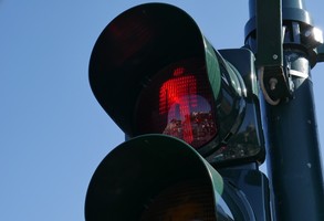 Sygnalizacja świetlna dla pieszych świecąca się na czerwono