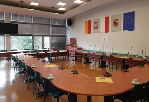 pusta sala sesyjna Urzędu miasta Leszna