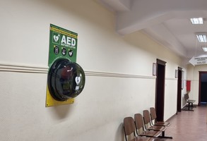 Defibrylator na korytarzu Urzędu Miasta Leszna przy ul. Wałowej 5