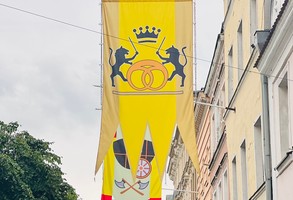Flagi cechowe na południowej pierzei Rynku