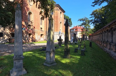 Tajemnice kościoła świętego Krzyża i lapidarium w Lesznie -spacer