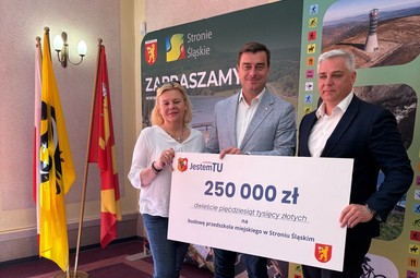 Symboliczny gest, wymierna pomoc (zdjęcia)