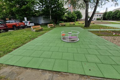 Modernizacja placu zabaw przy SP12 zakończona